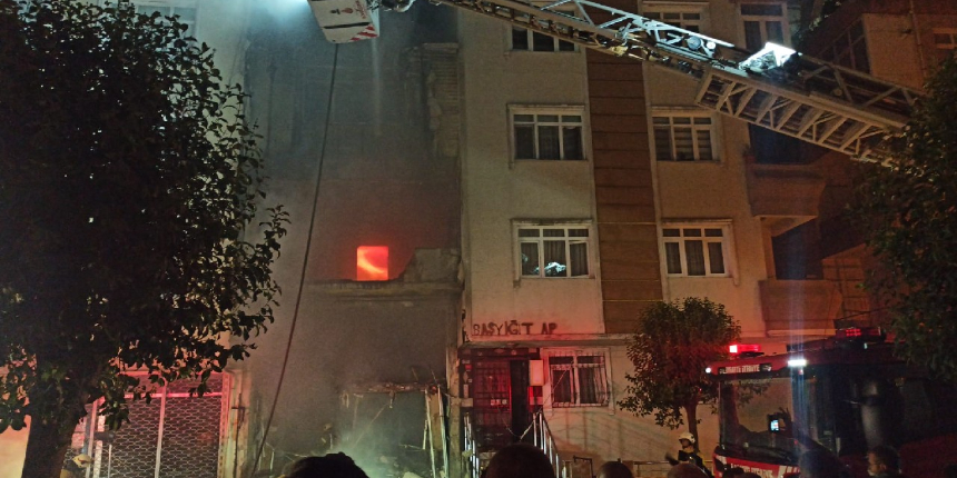 İstanbul'da 3 katlı binada yangın!