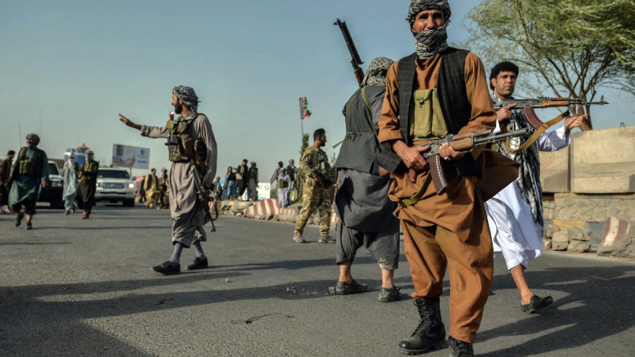 Afganistan'da kaos sürüyor: Taliban, stratejik bölgeyi ele geçirdi