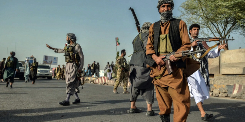 Afganistan'da kaos sürüyor: Taliban, stratejik bölgeyi ele geçirdi