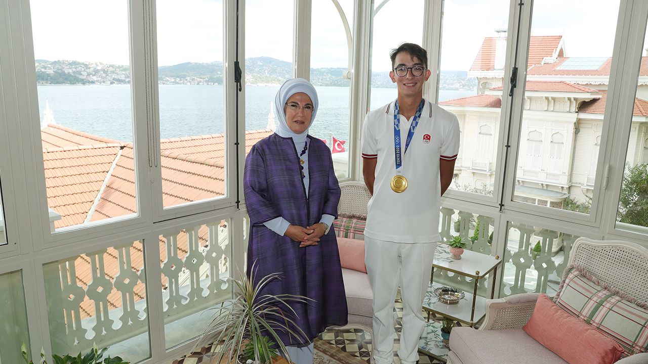Emine Erdoğan, olimpiyat şampiyonu Mete Gazoz ile bir araya geldi