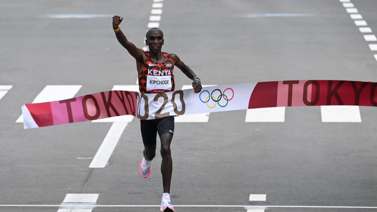 Kenyalı atlet Eliud Kipchoge'den maratonda üst üste 2. olimpiyat şampiyonluğu...