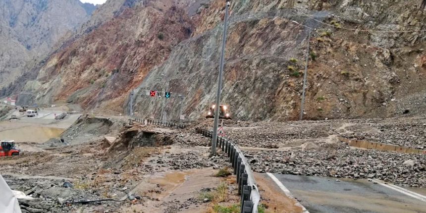 Artvin - Erzurum Karayolu'nun iki noktasında heyelan meydana geldi!