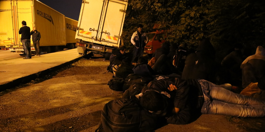 Göçmenleri İstanbul'un ortasına böyle bırakıyorlar!