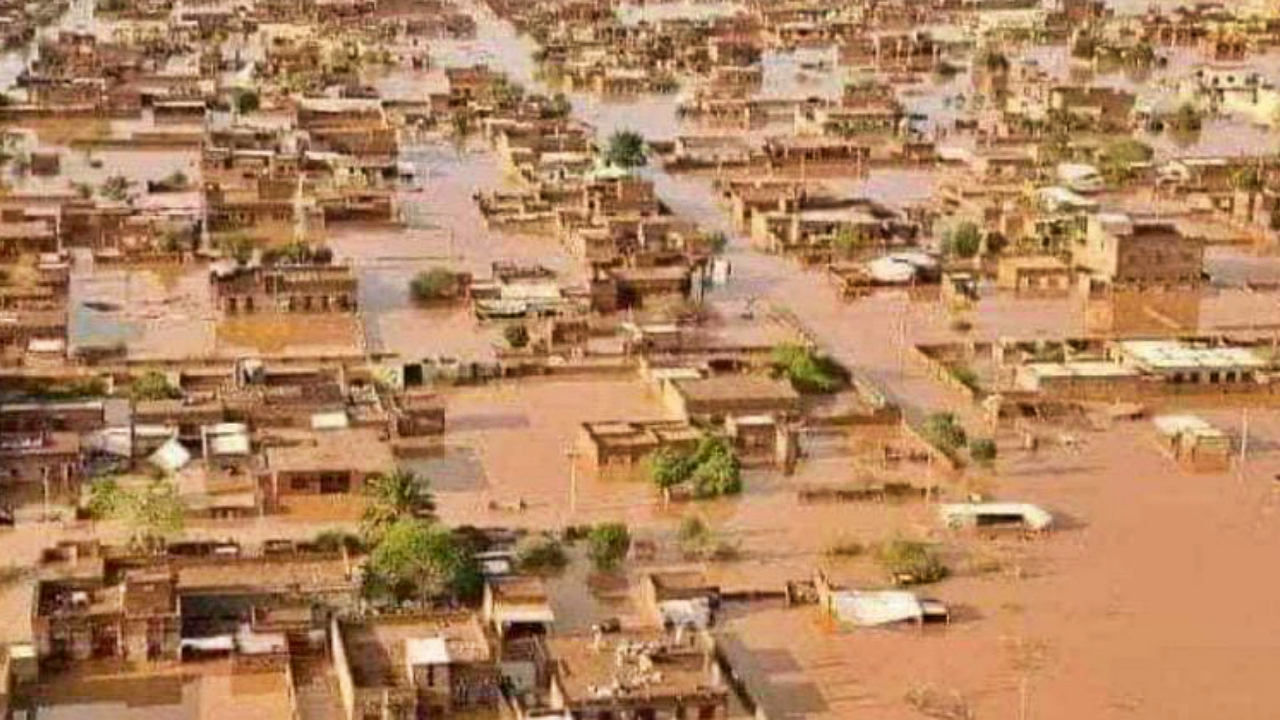 Afrika'nın kurak ülkesi Sudan'ı yazın ortasında seller yuttu!