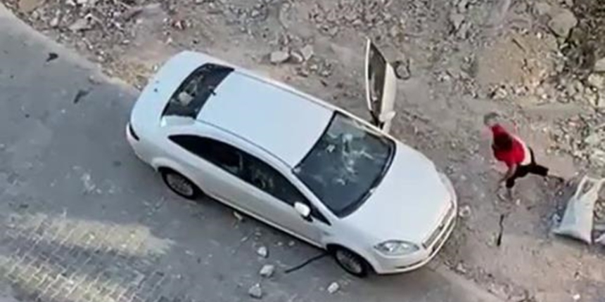 Dolandırıldığını öne süren kadın, arabayı taş yağmuruna tuttu!