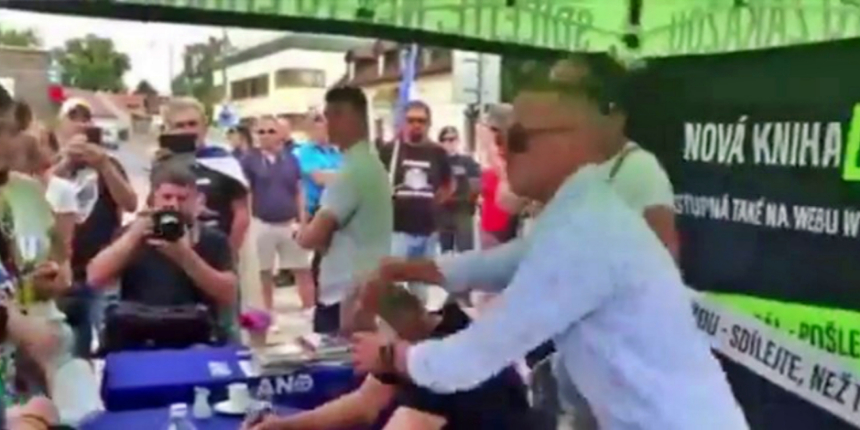 Yazdığı kitabın tanıtımını yapan Başbakana yumurtalı saldırı!