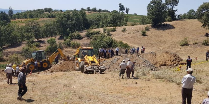 Su aramak için kazdıkları çukura düşerek can verdiler!