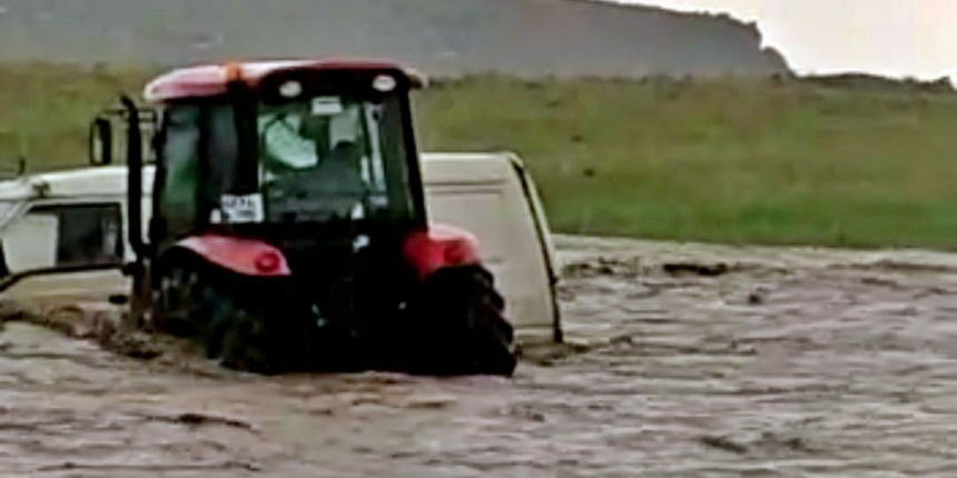 Aracıyla sele kapılan kişiyi yakınları traktörle ölümün elinden aldı!
