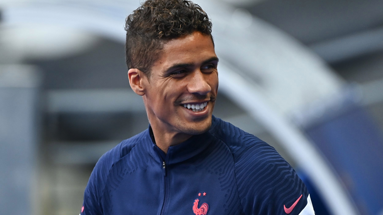 Manchester United'ın yeni transferi Raphael Varane, Leeds maçında sahada