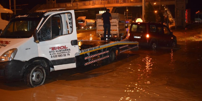Malatya ve Kastamonu'da sağanak yağış! Yollar göle döndü