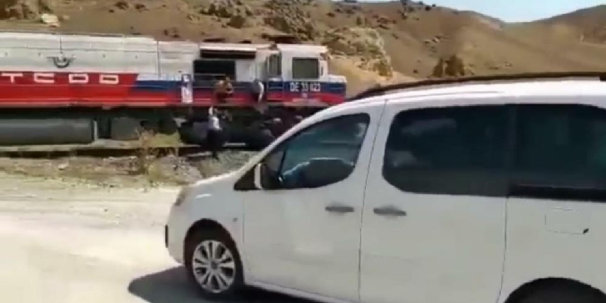 Van'da bahşiş için trenle düğün konvoyunun önünü kestiler