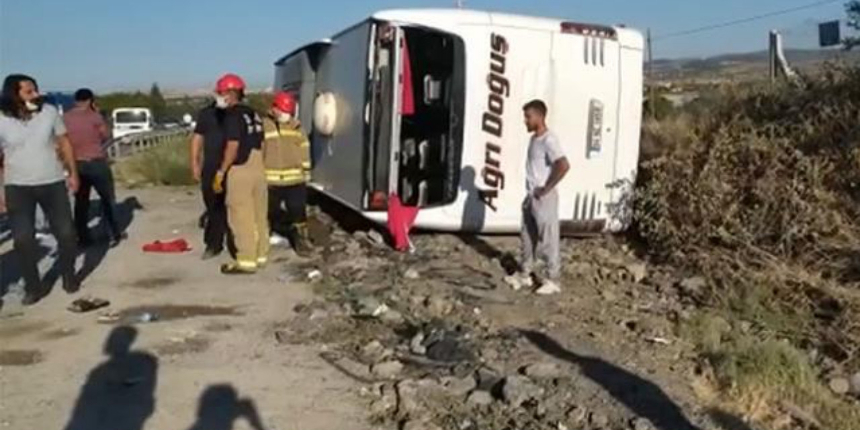 Uşak'ta yolcu otobüsü devrildi: Çok sayıda yaralı var!