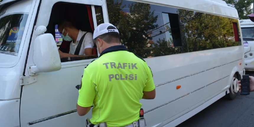 Karantinada olması gereken şoför, direksiyon başında yakalandı