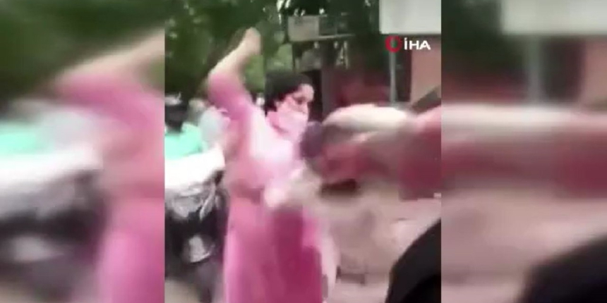 Maske takmayan iki kadın, ceza yazmak isteyen görevliyi tekme tokat dövdü