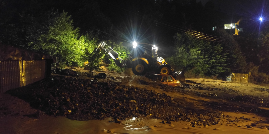 Kastamonu'da heyelan! 2 araç toprak altında kaldı
