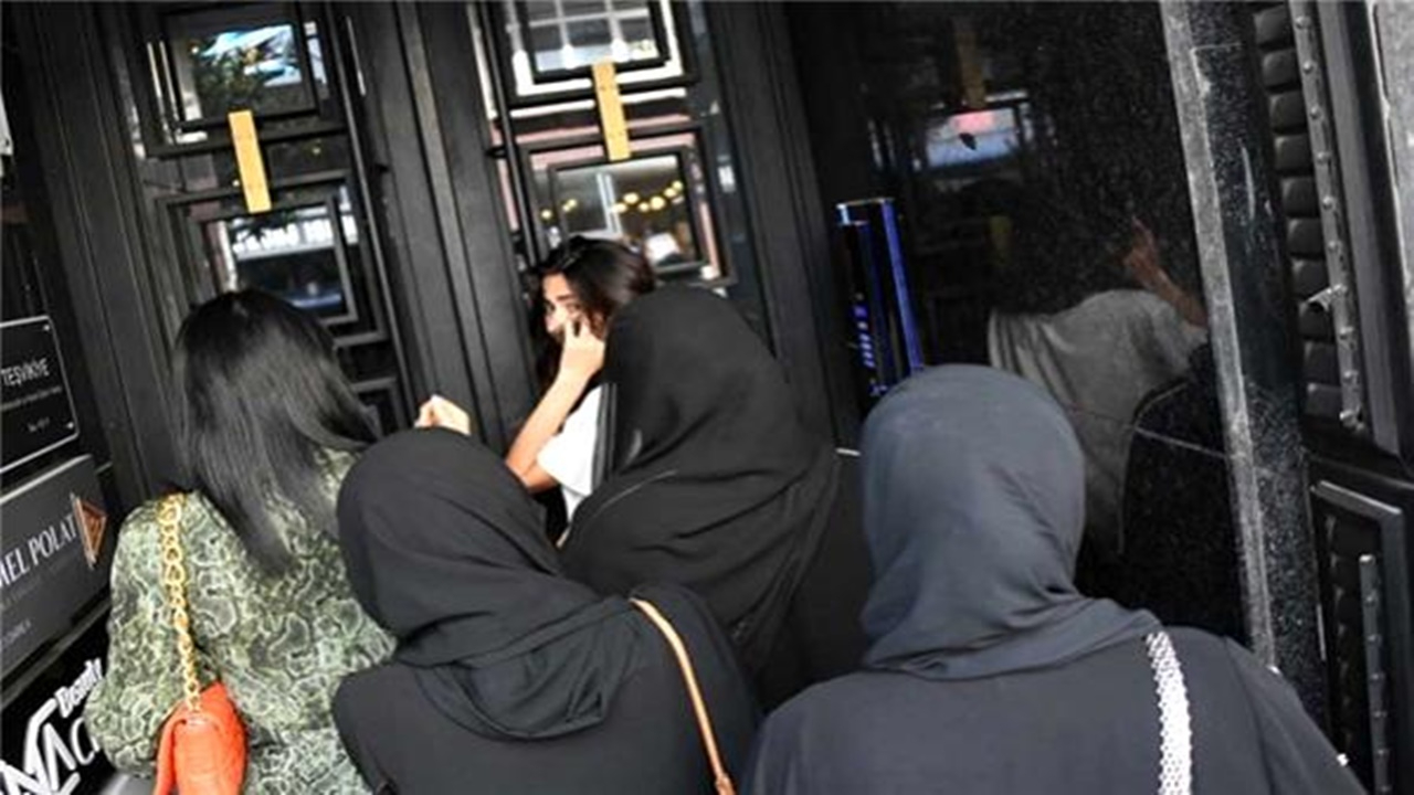 Nesrin Cavadzade sokak ortasında çıldırdı! Kapıları zorladı! Üzerine kahve döküldü!