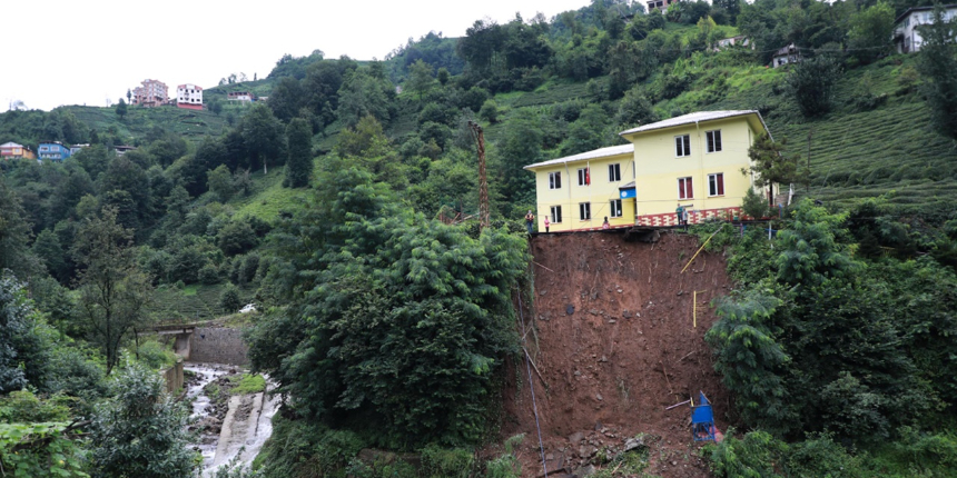 Rize'de heyelan kabusu! Okulun bahçesi çöktü