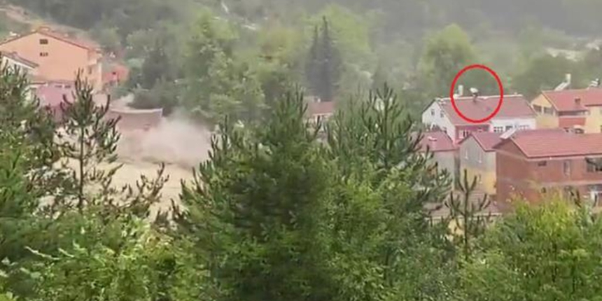 Sinop'ta bir ev sele kapılarak yıkıldı!