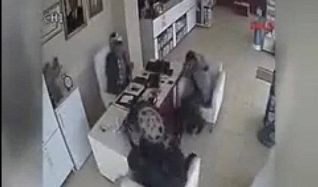 Otomobilin fırlayan lastiği eczaneye daldı/Video