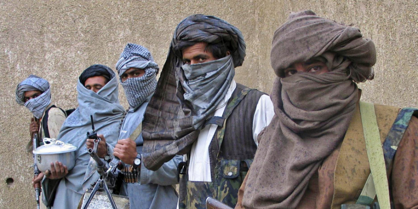 Taliban bir gazeteciyi öldürdü, başka bir gazeteciyi evinden kaçırdı!