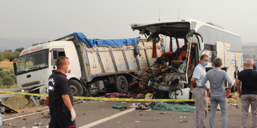 Manisa’da kazada otobüsün çarptığı kamyonun sürücüsü tutuklandı