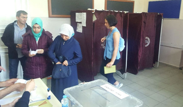 Zehra Çilingiroğlu sandık görevlileri tarafından uyarıldı!