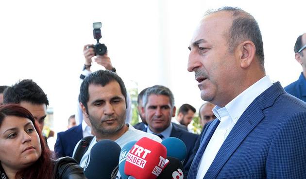 Bakan Çavuşoğlu'dan sert tepki: "Hainlerin paçavrası ile poz veren...."
