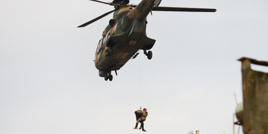 Çatılarda mahsur kalan vatandaşlar helikopterlerle kurtarılıyor