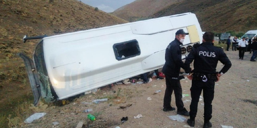 Kuran kursu öğrencilerini taşıyan midibüs devrildi: 29 yaralı