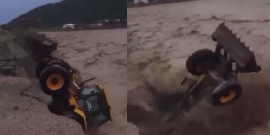 Sel suları iş makinesini böyle yuttu