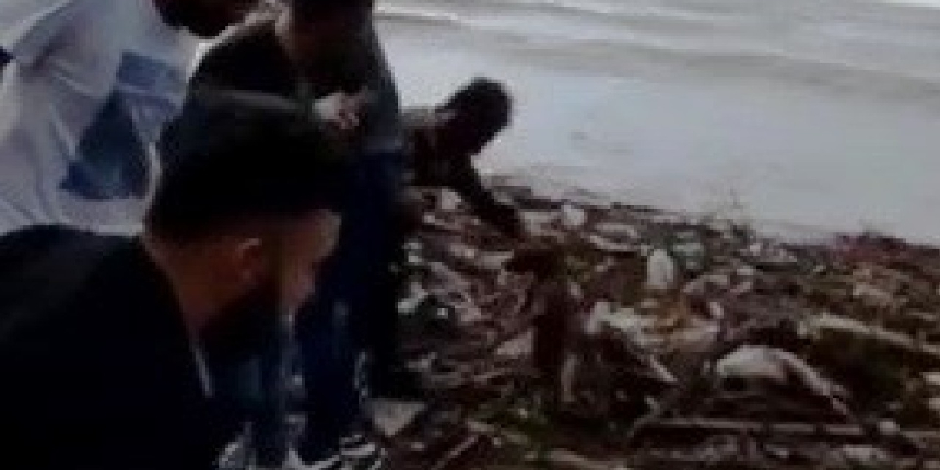 Selde mahsur kalan köpeği el ele zincir yaparak kurtardılar
