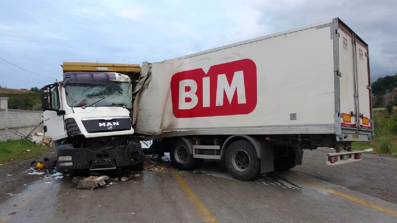 Tırın dorsesi yerinden çıktı, kamyonla çarpıştı: 1 ölü