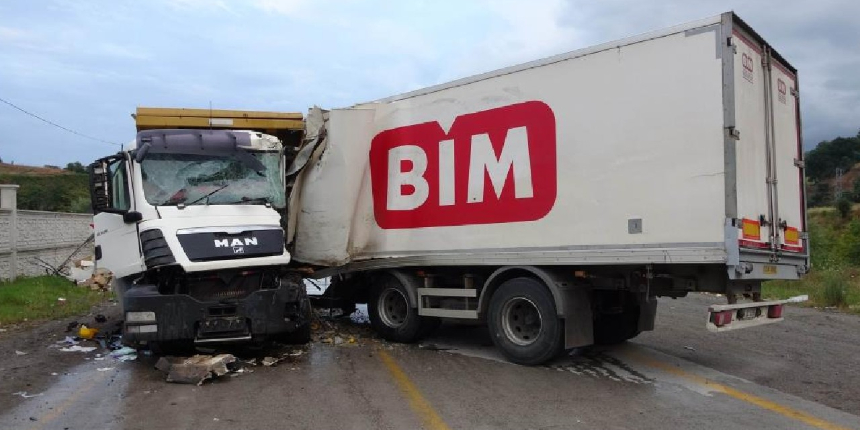 Tırın dorsesi yerinden çıktı, kamyonla çarpıştı: 1 ölü