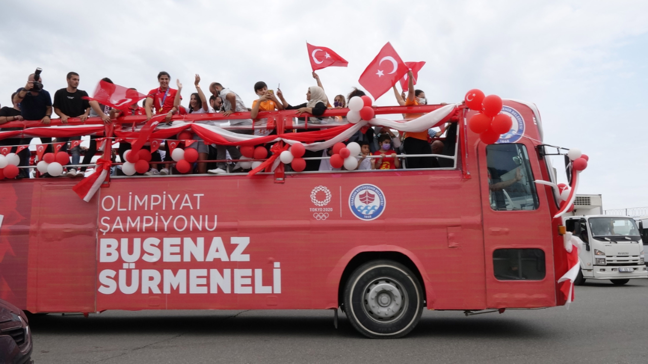 Busenaz Sürmeneli: Trabzonuma, Trabzonsporuma armağan olsun. Çok mutluyum, çok gururluyum