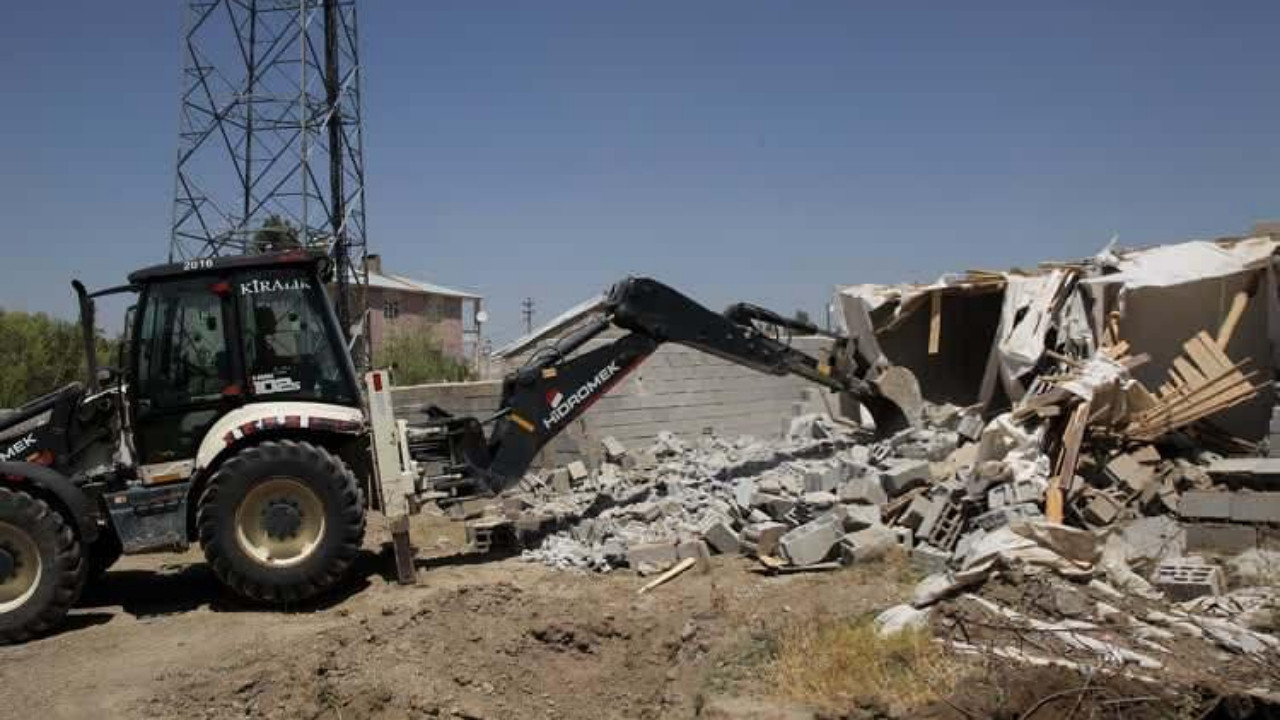 Dev 'şok evleri' operasyonu: 80 yapı yıkıldı, 5 bin 16 düzensiz göçmen yakalandı!
