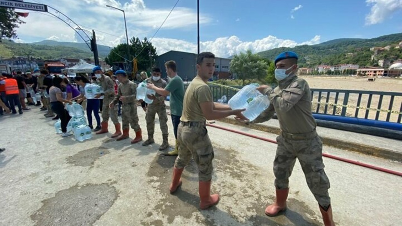 150 metrelik insan zinciri! Yardımlar hasarlı köprünün üzerinden böyle taşındı...