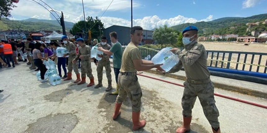 150 metrelik insan zinciri! Yardımlar hasarlı köprünün üzerinden böyle taşındı...