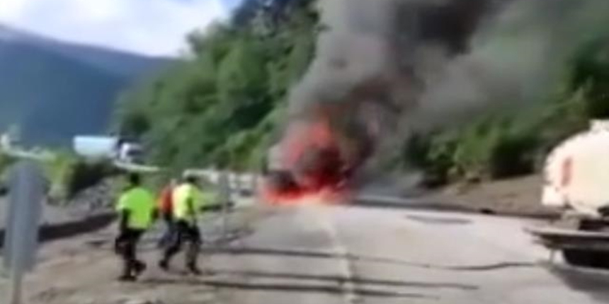 Bozkurt'a yardım malzemesi taşıyan TIR'da yangın çıktı!