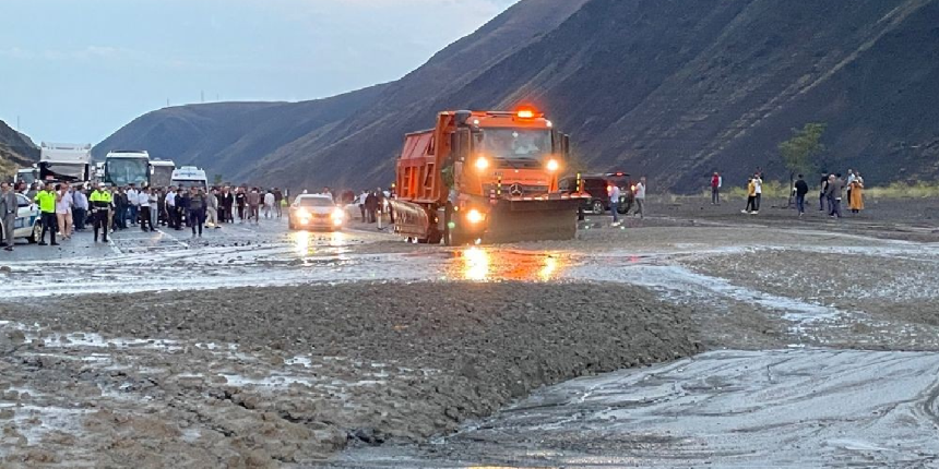 Erzincan'da heyelan! Sivas ve Gümüşhane kara yolları trafiğe kapandı