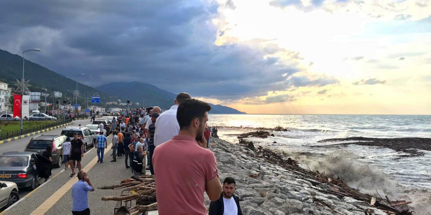 Sel felaketi başka bir boyuta ulaştı: İnebolu'da sahile ceset vurdu!