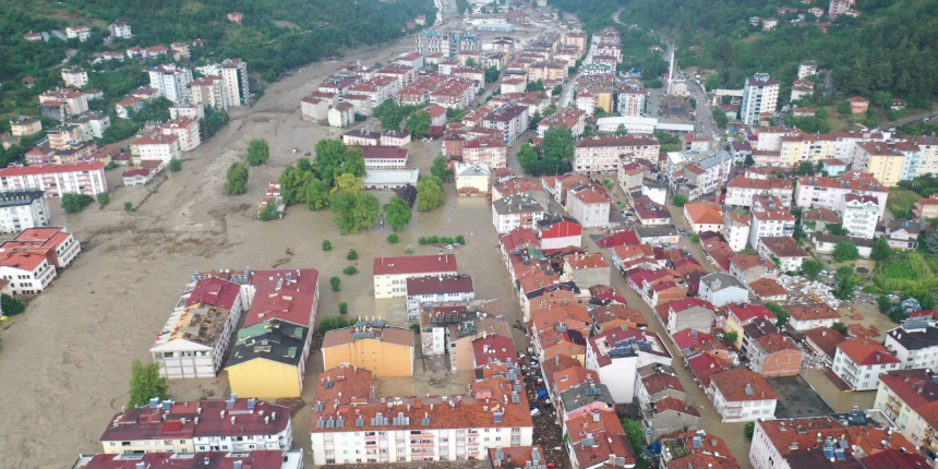 Selin vurduğu Kastamonu'da çatılarda kurtarılmayı bekleyenler var