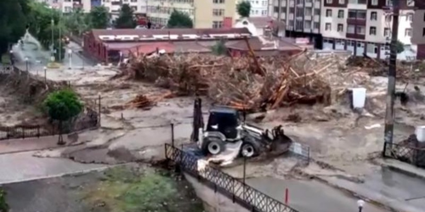 Bozkurt’ta Ezine Çayı’nın taşma anı kameralara böyle yansıdı!