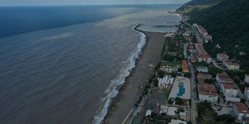 Sel bölgesinde deniz iki renk oldu