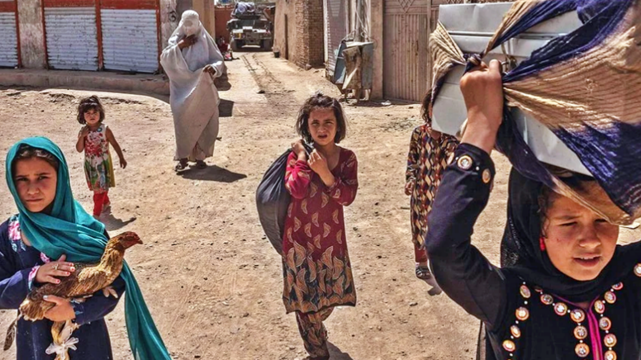 Afganistan'ın Pakistan sınırına paralel bir hat üzerinde 3 şehir düştü