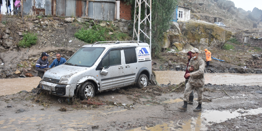Kars sele teslim! Araçlar sürüklendi, evleri su bastı