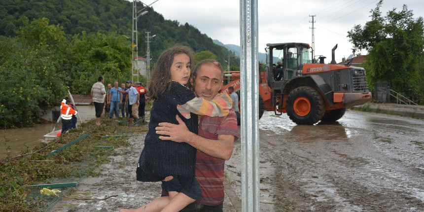 Babasının yanında sele kapıldı! Ekipler Rabia Aydemir'i arıyor