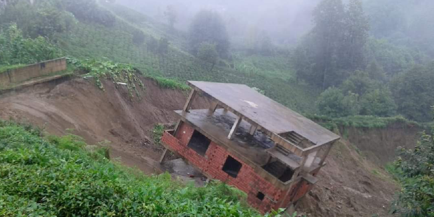 Rize'de heyelan! Ev inşaatı 30 metre kaydı