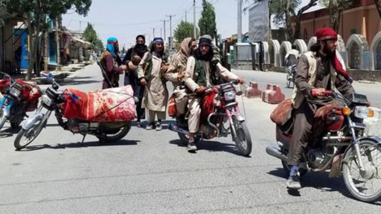 Afganistan'da 28 şehir merkezini ele geçiren Taliban, başkent Kabil'e girdi: Dünya endişeyle izliyor...