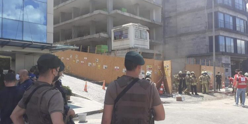 Beyoğlu'nda korkutan yangın: Çok sayıda ekip olay yerinde!