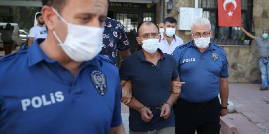 Aldatıldığını düşünerek eşini öldürdü sonra da polisi aradı!